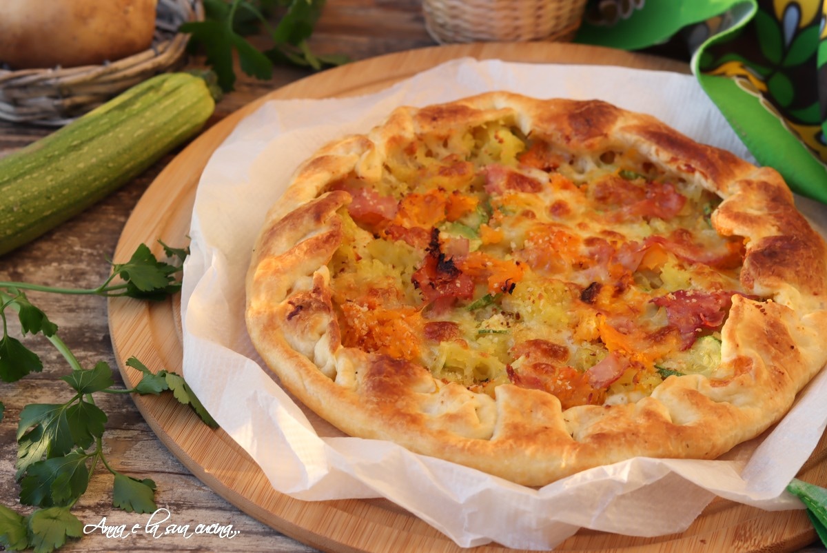 Torta salgada de massa folhada com vegetais e presunto