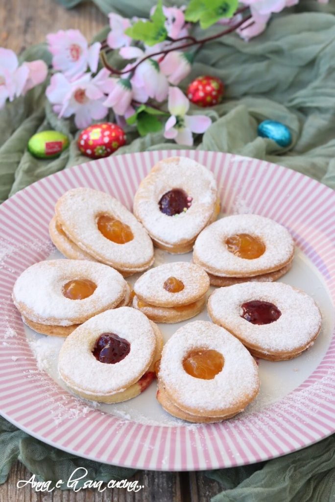 Biscoitos de ovo de Páscoa sem lactose com geleia
