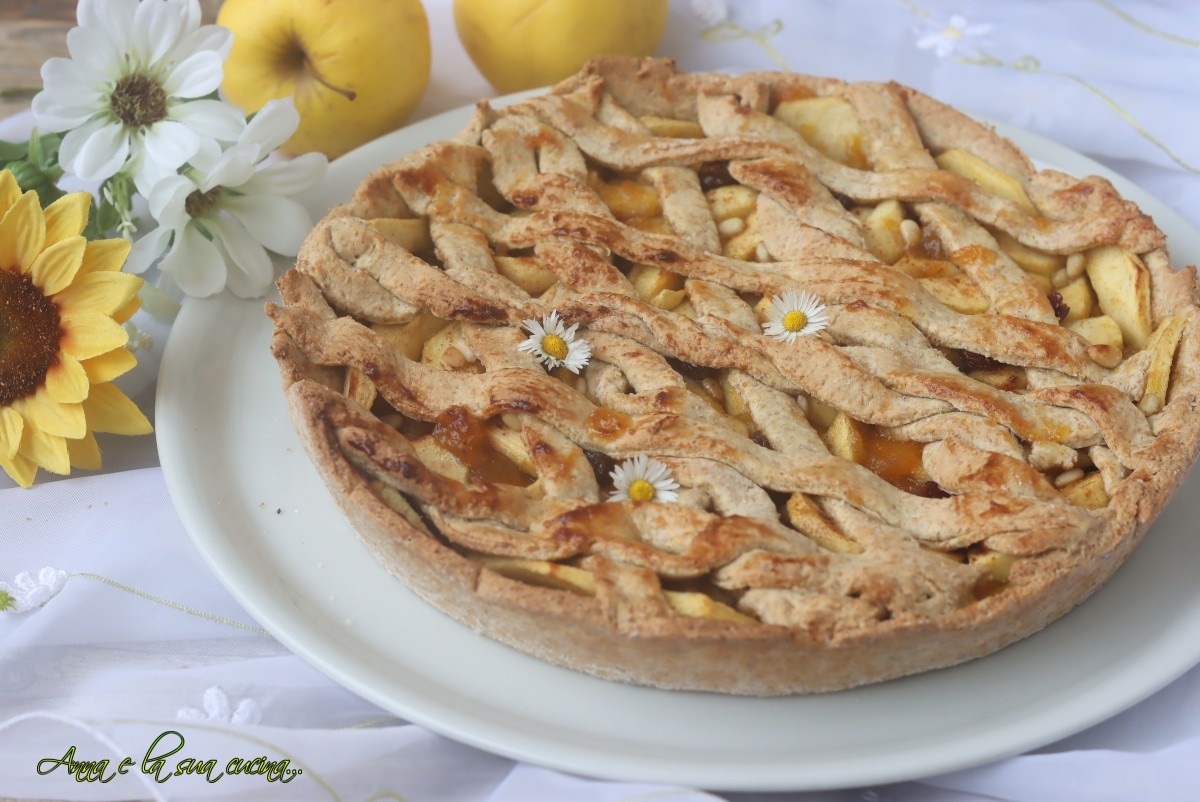 Torta integral com maçãs, uvas-passas e pinhões
