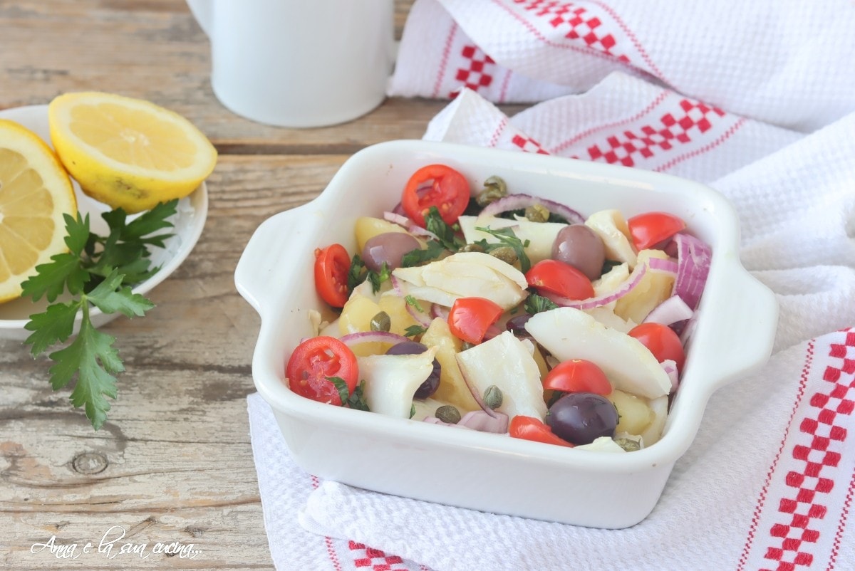 Salada de bacalhau à calabresa com batatas e cebola roxa