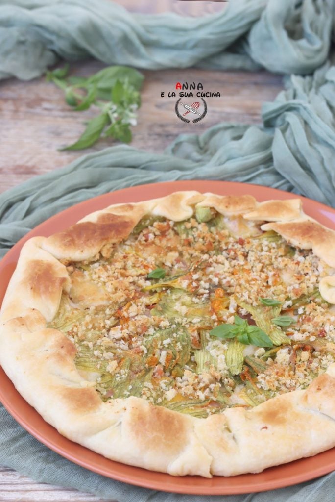 Torta salgada de massa folhada com flores de abobrinha