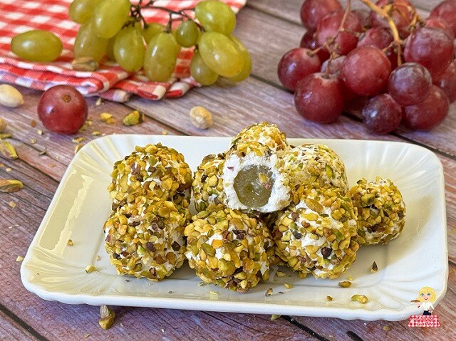 BOLINHAS de QUEIJO com UVA e PISTACHE