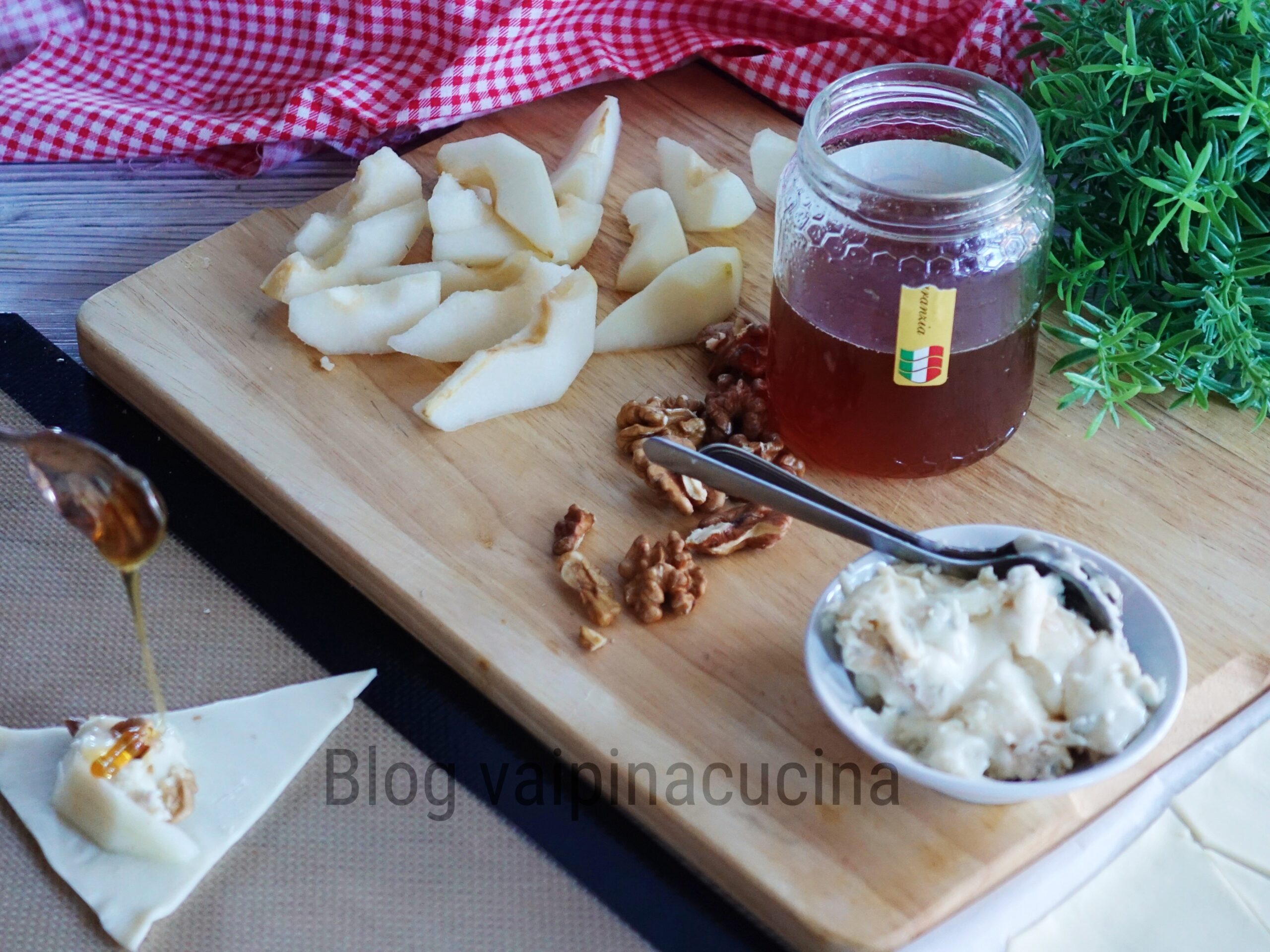 Croissants de pera, gorgonzola e nozes