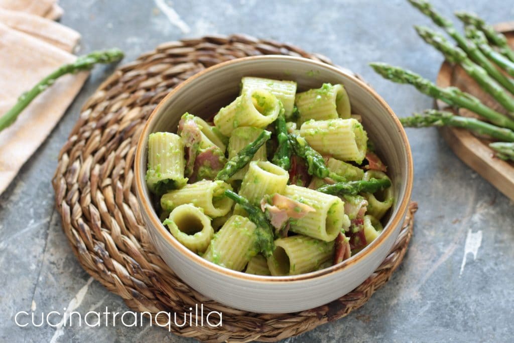 Mezze maniche em creme de aspargos e speck