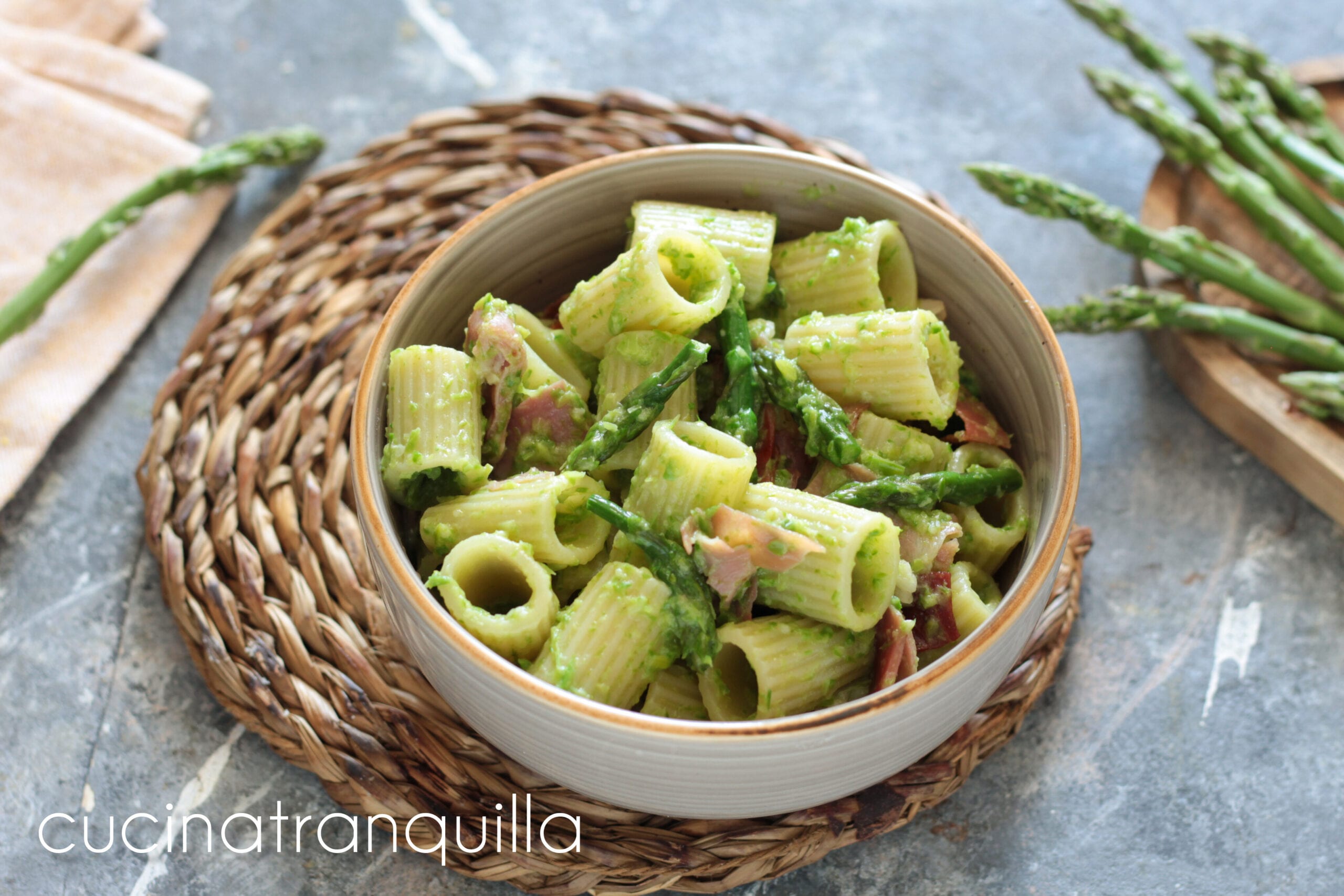 Mezze maniche em creme de aspargos e speck