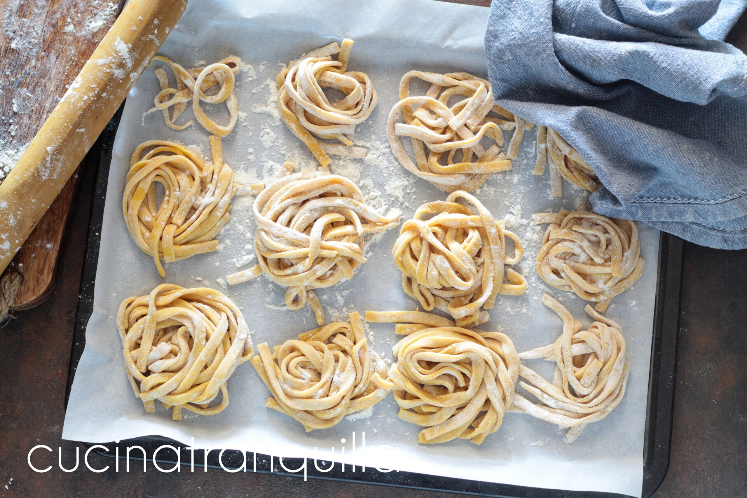 Tagliatelle de ovo com cúrcuma