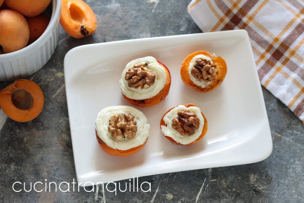 Damasco saboroso caramelizado na fritadeira a ar quente com gorgonzola e mascarpone