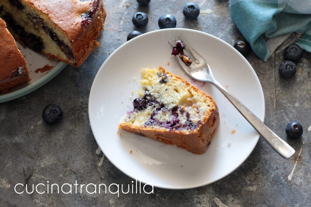 Bolo de mirtilo com iogurte de kefir sem manteiga