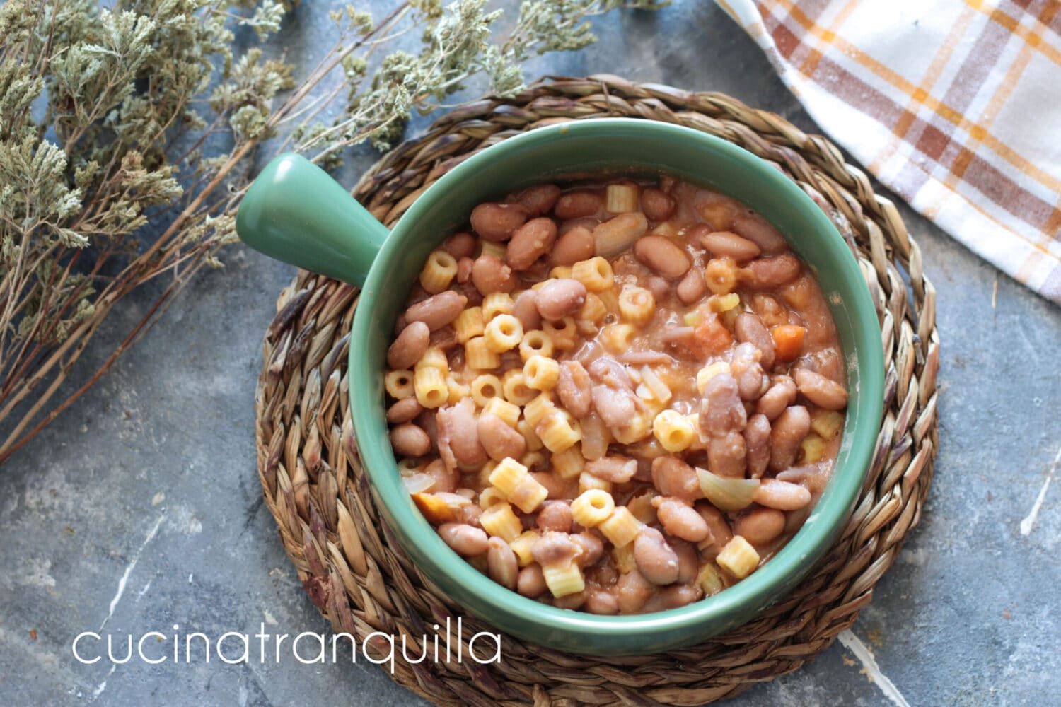 Sopa de macarrão e feijão