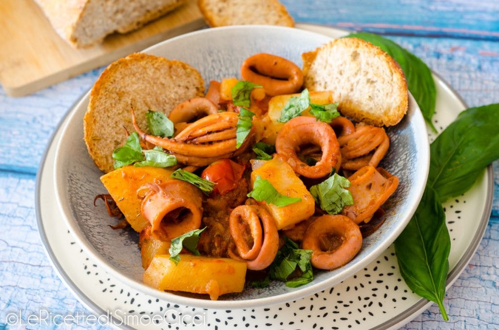 Lulas com batatas e tomatinhos no molho