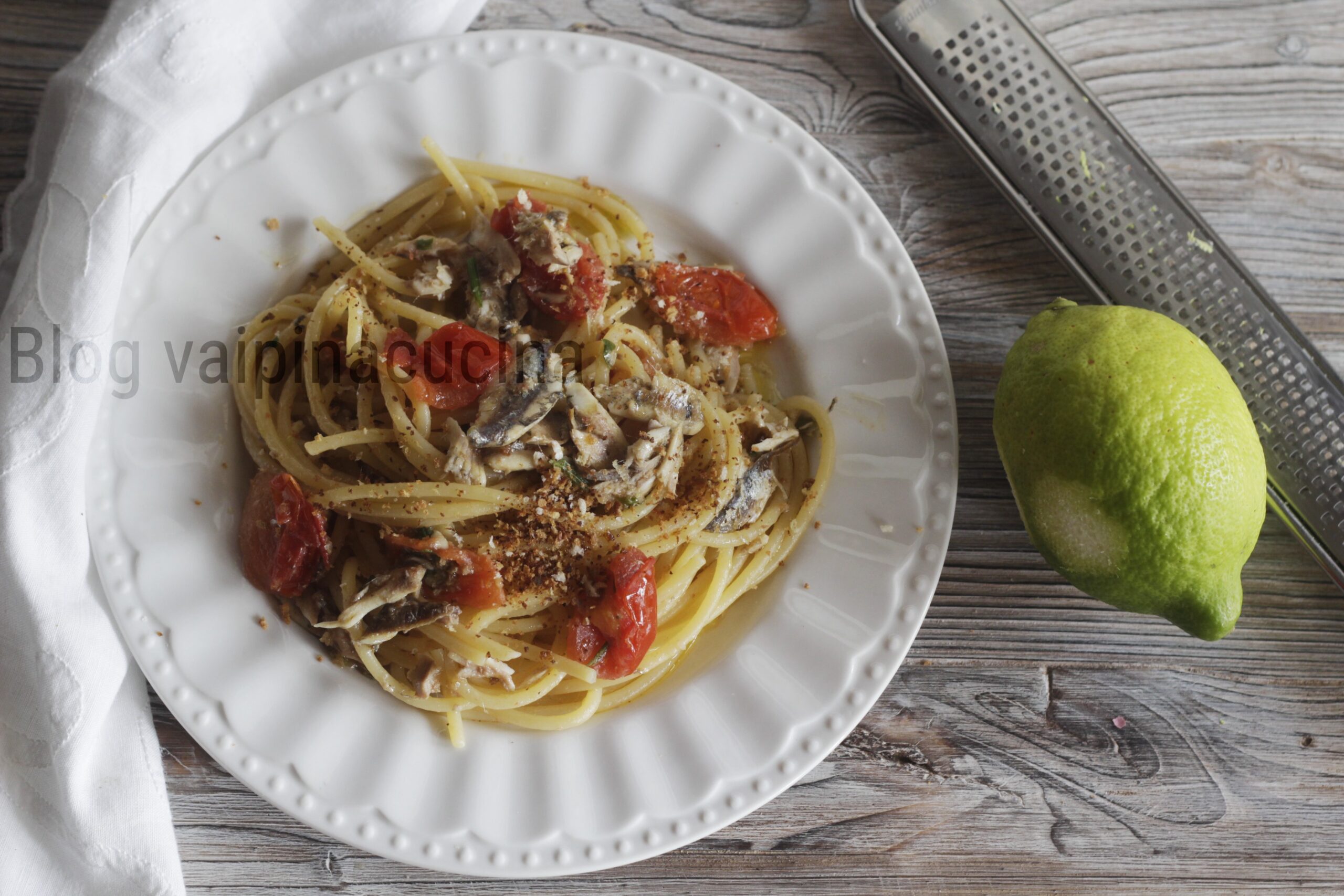 Spaghetti alici e tomate cereja