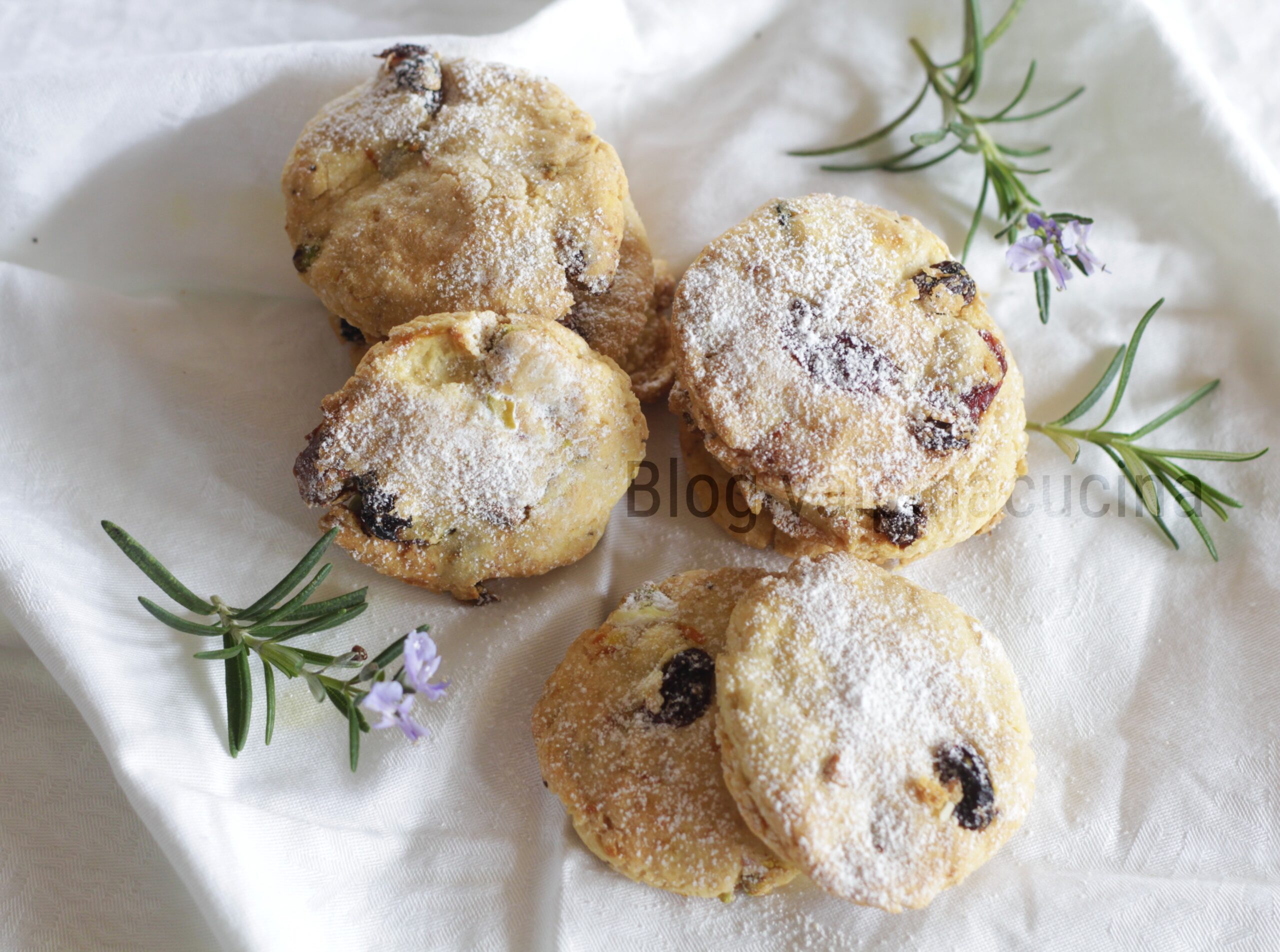 Biscoitos de pistache e uva passa