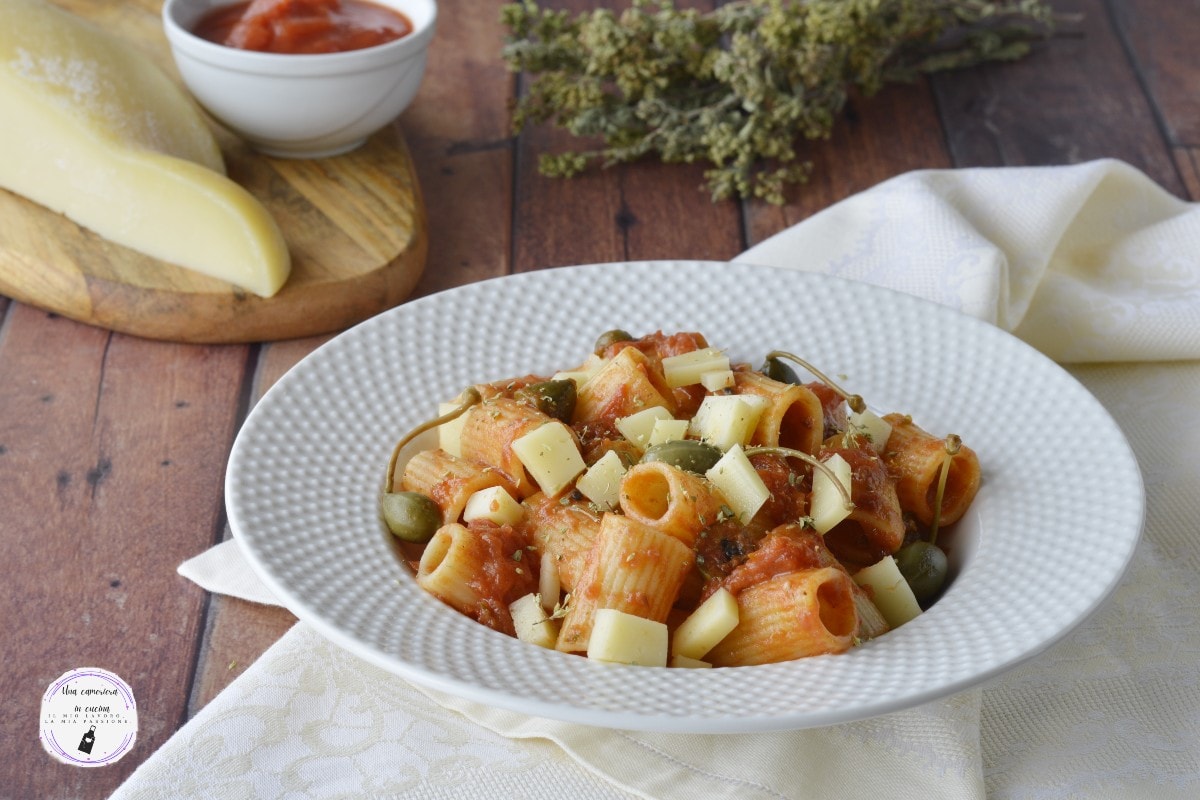 Macarrão com tomate, anchovas e caciocavallo