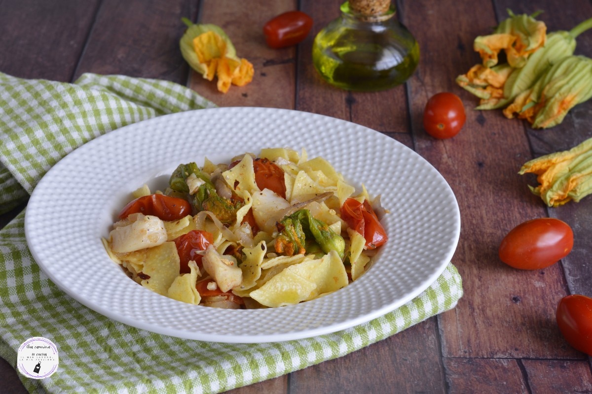 Massa com tomatinhos, peixe-sapo e flores de abóbora