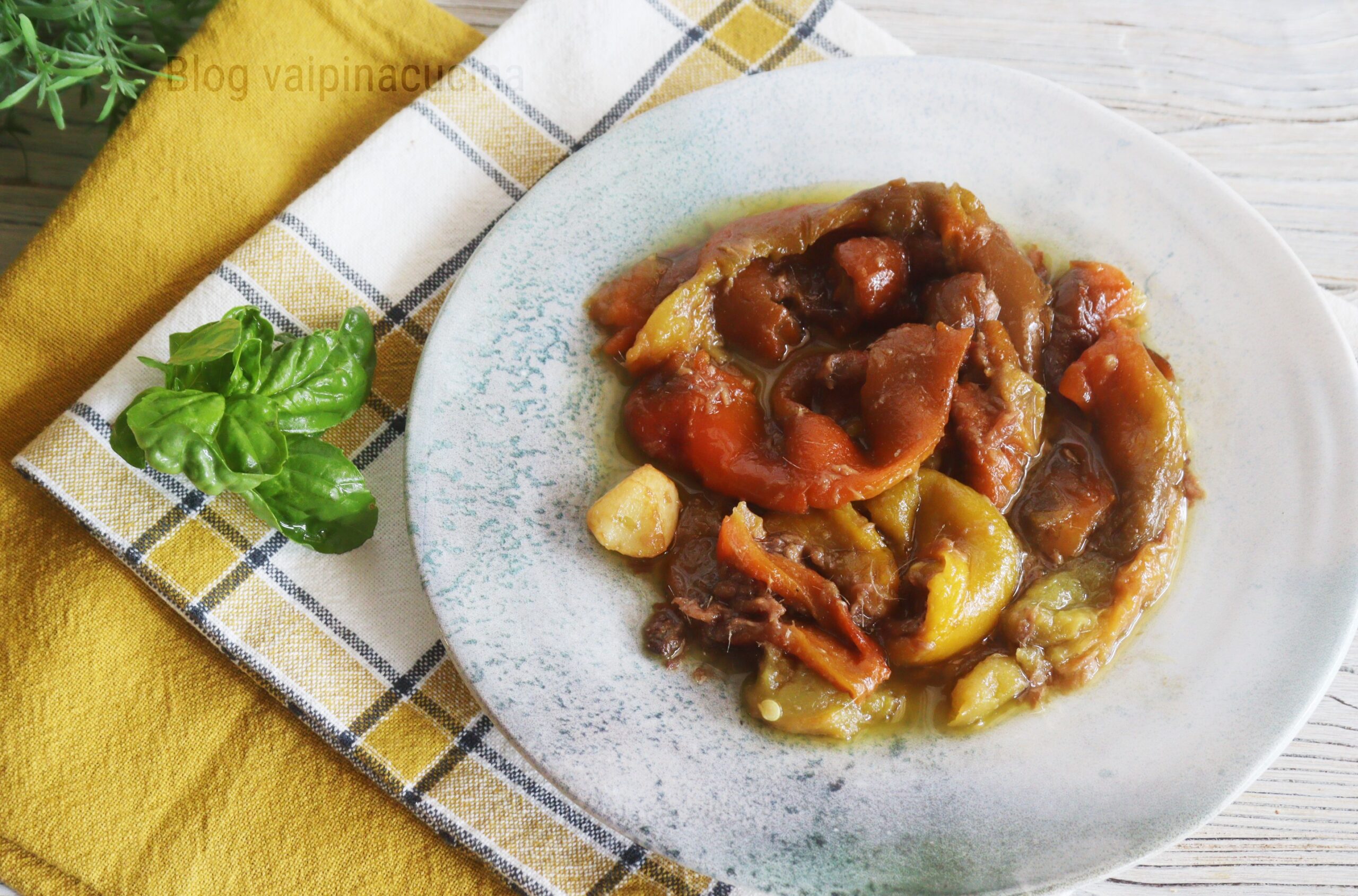 Pimentões com anchovas à piemontesa