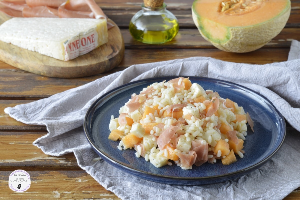 Salada de arroz com presunto cru melão e pannerone