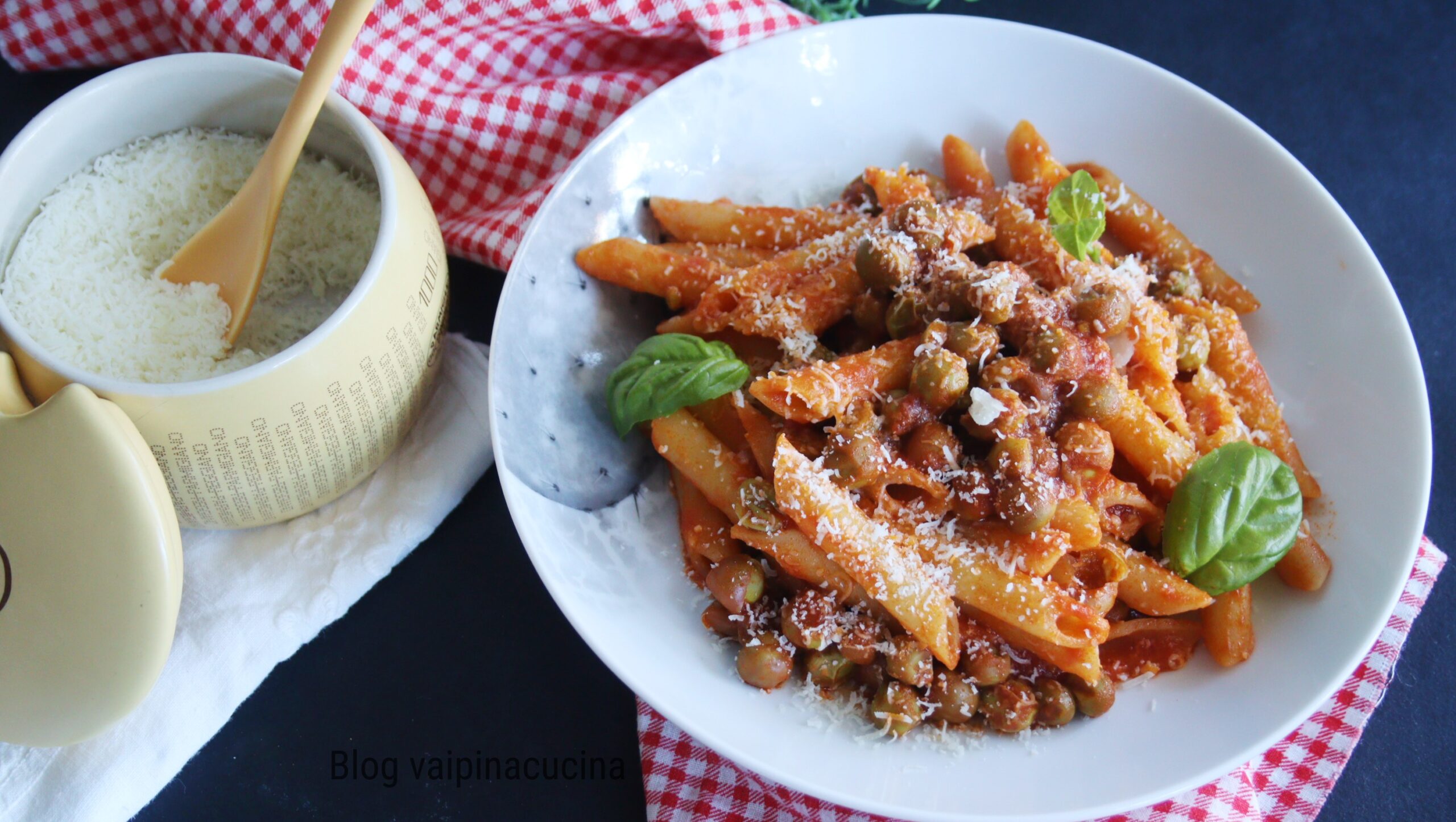Macarrão com ervilhas e tomate