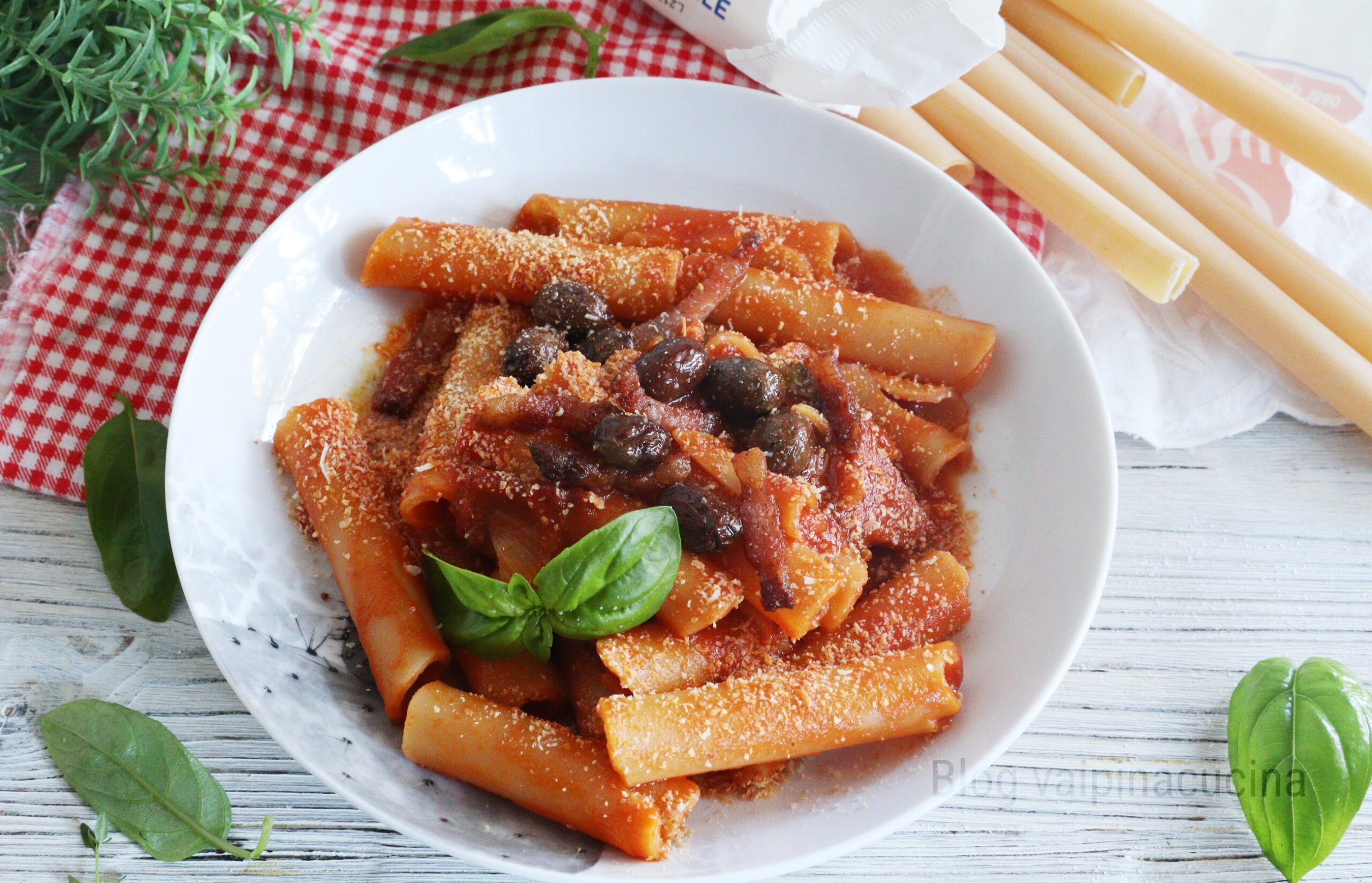 Velas napolitanas com guanciale e azeitonas