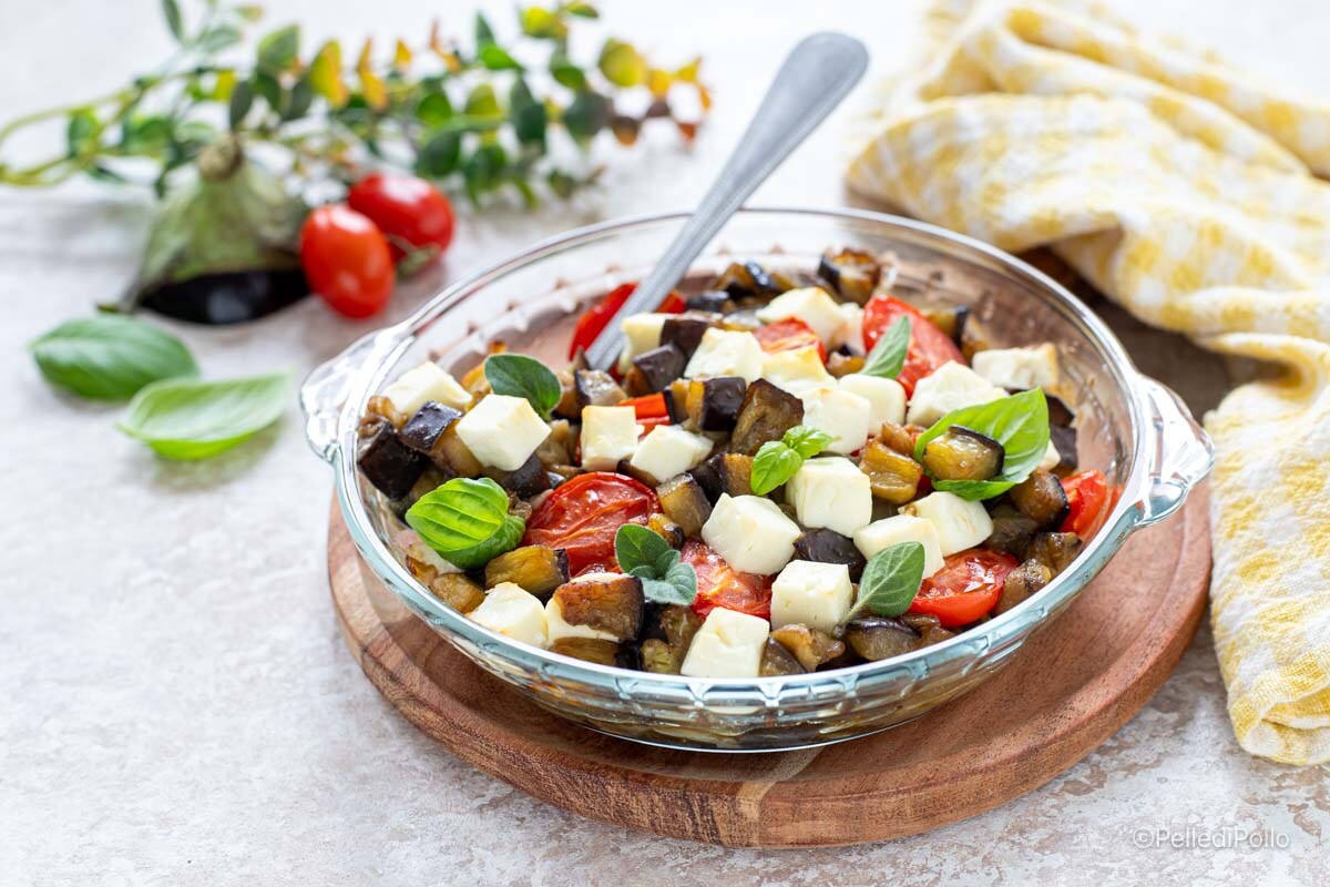 Berinjela com feta e tomates assados