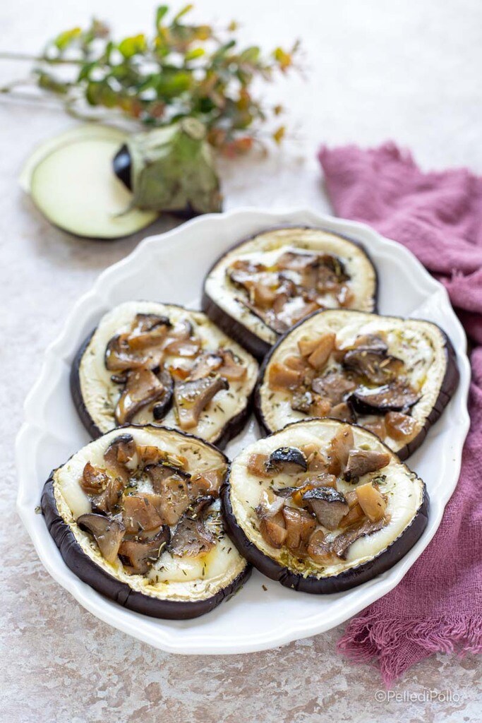 mini pizzas de berinjela com cogumelos