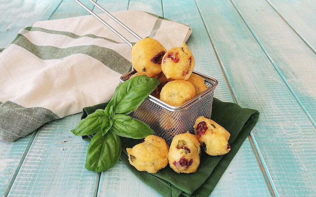 bolinhos de milho tomates secos e manjericão