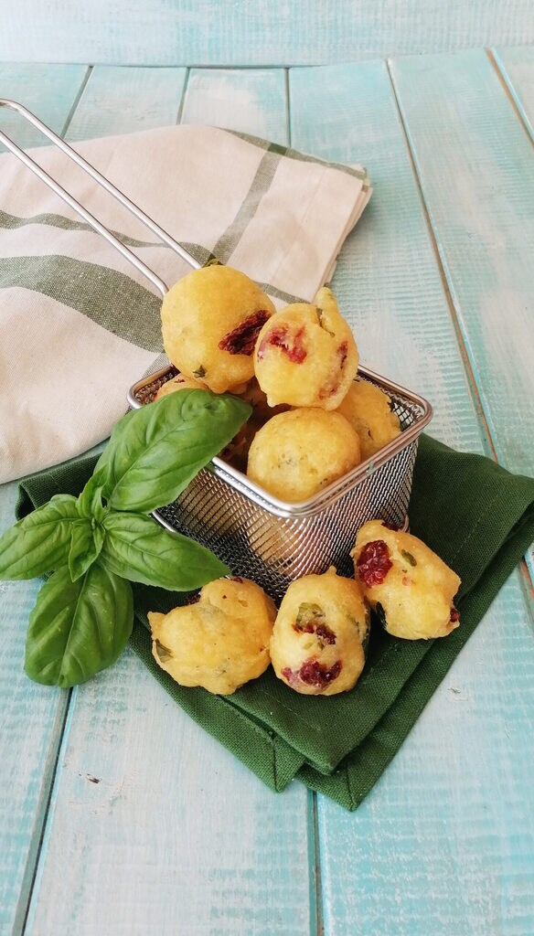 bolinhos de milho tomates secos e manjericão