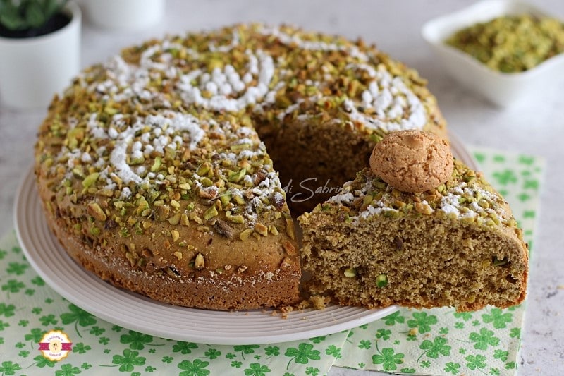Bolo de aveia, pistache e amaretti sem gordura adicionada