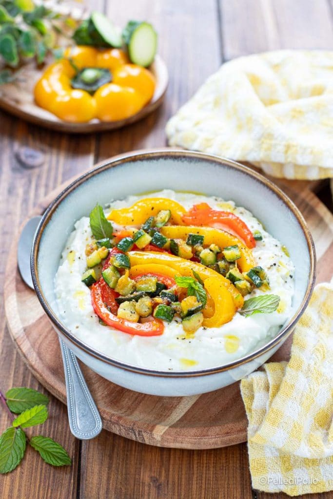 dip de feta com legumes na frigideira