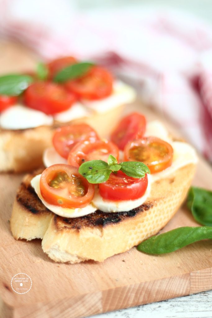 Crostini caprese