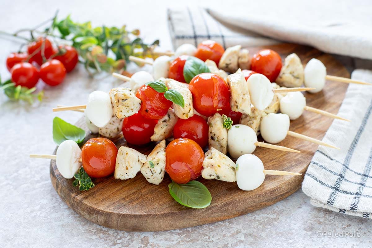 Espetinhos de frango à caprese