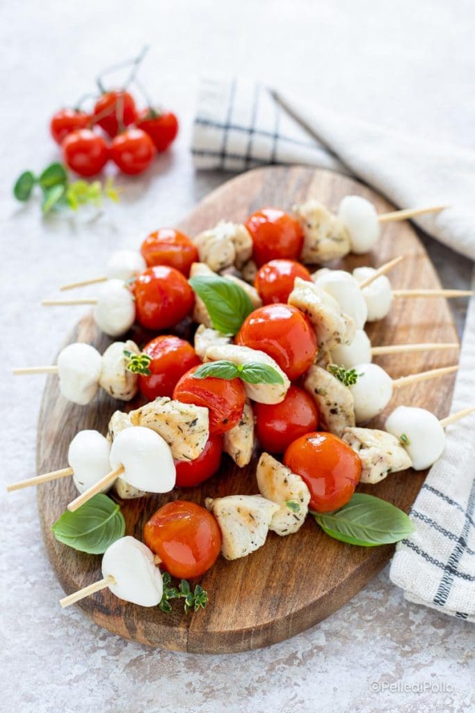 espetinhos de peito de frango, tomate e mussarela