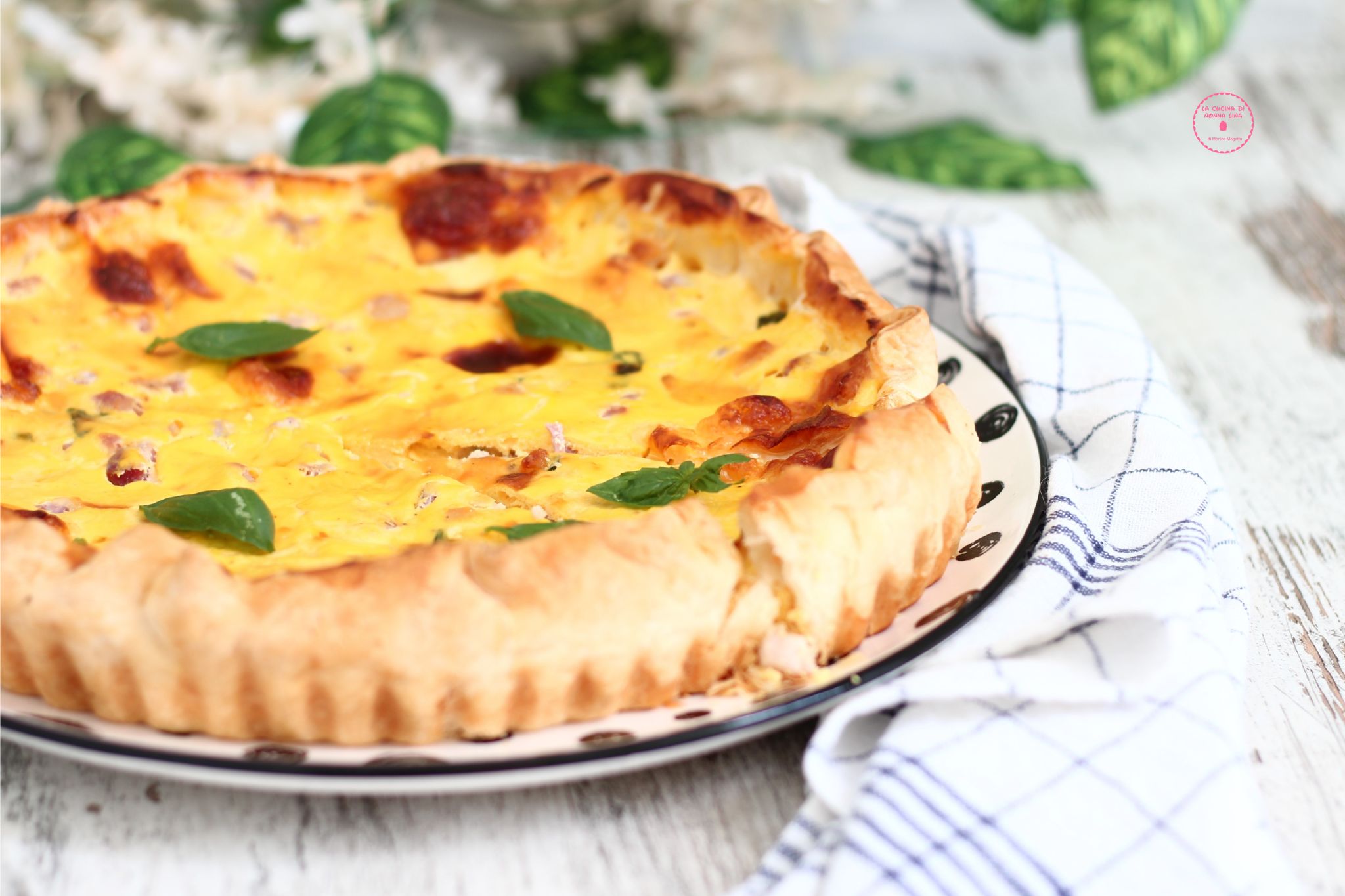 Torta salgada com bacon e queijos