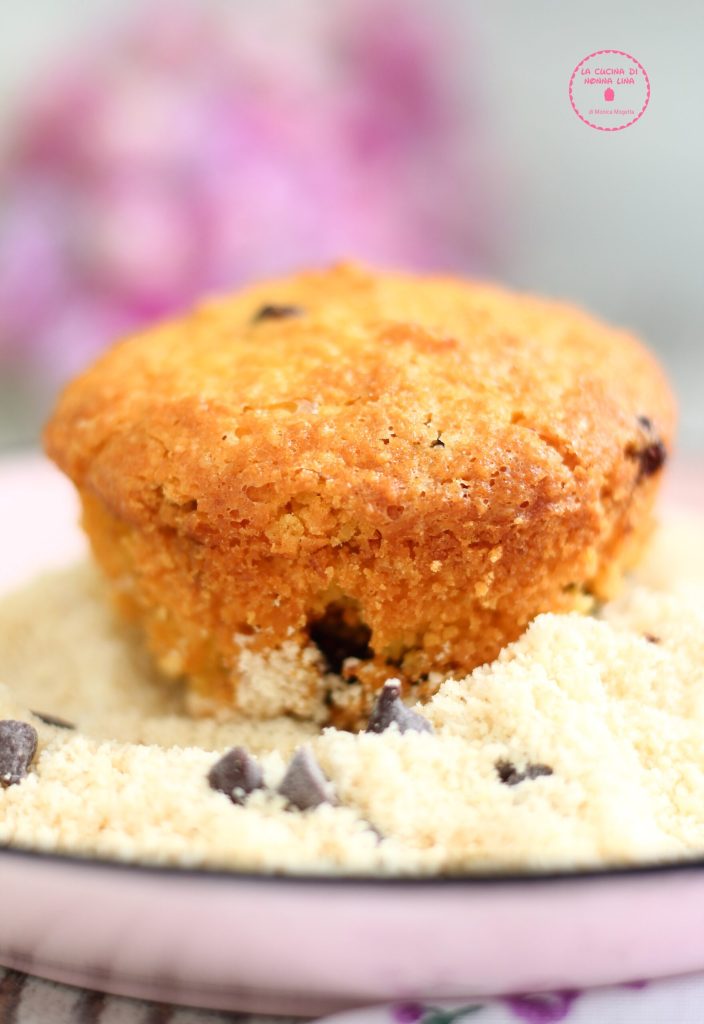 Muffins cetogênicos com farinha de amêndoas e gotas de chocolate