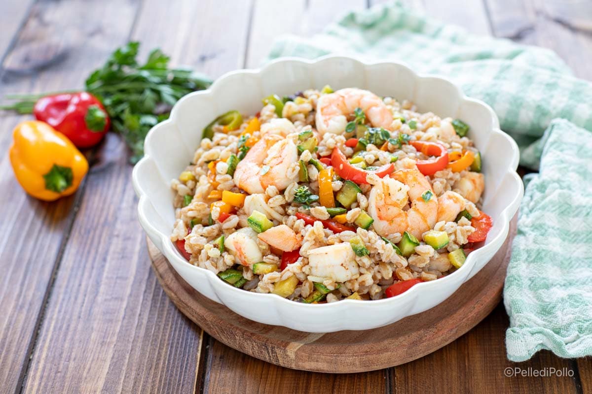 Salada de cevada com camarões e legumes