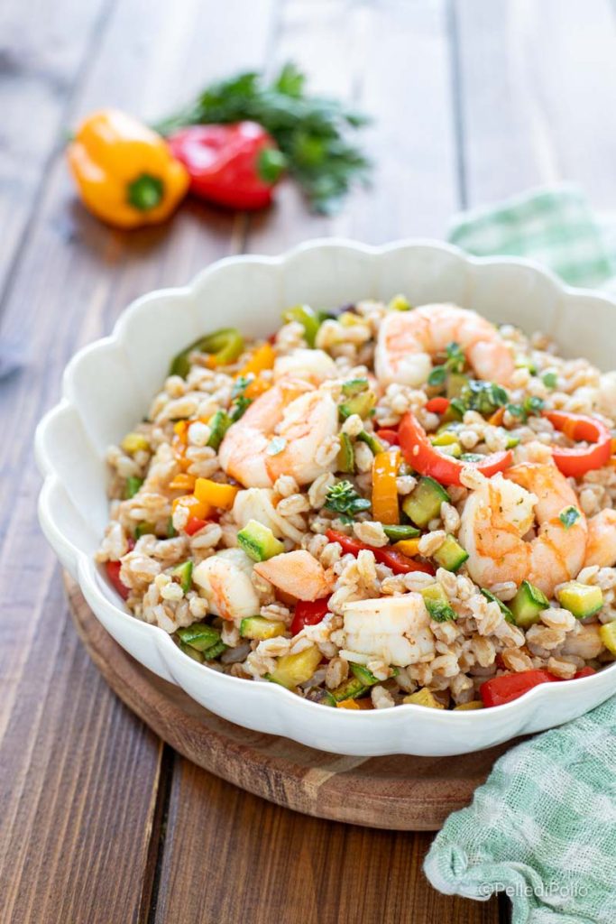 salada com cevada e camarões