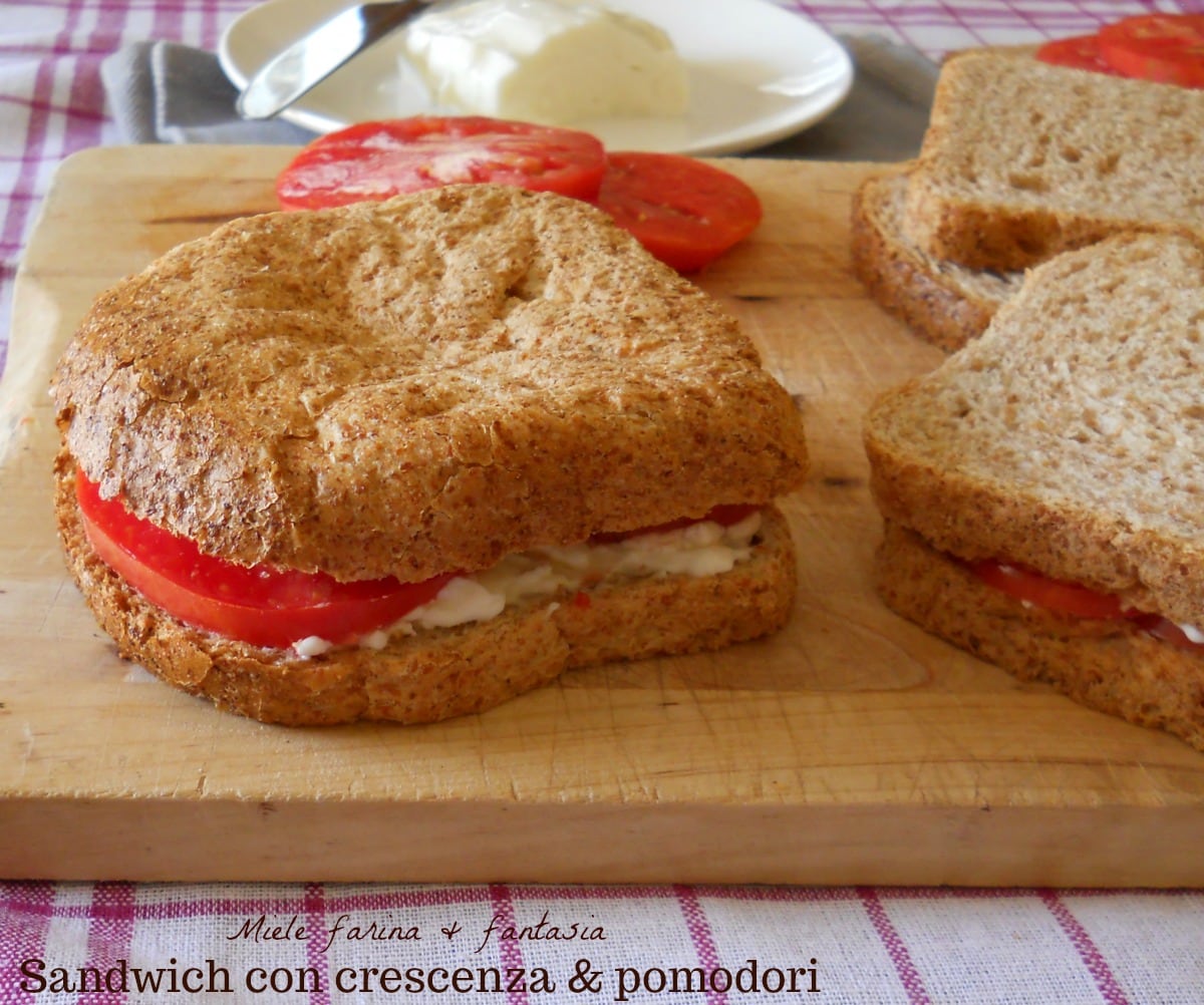 Sanduíches deliciosos com queijo cremoso e tomates