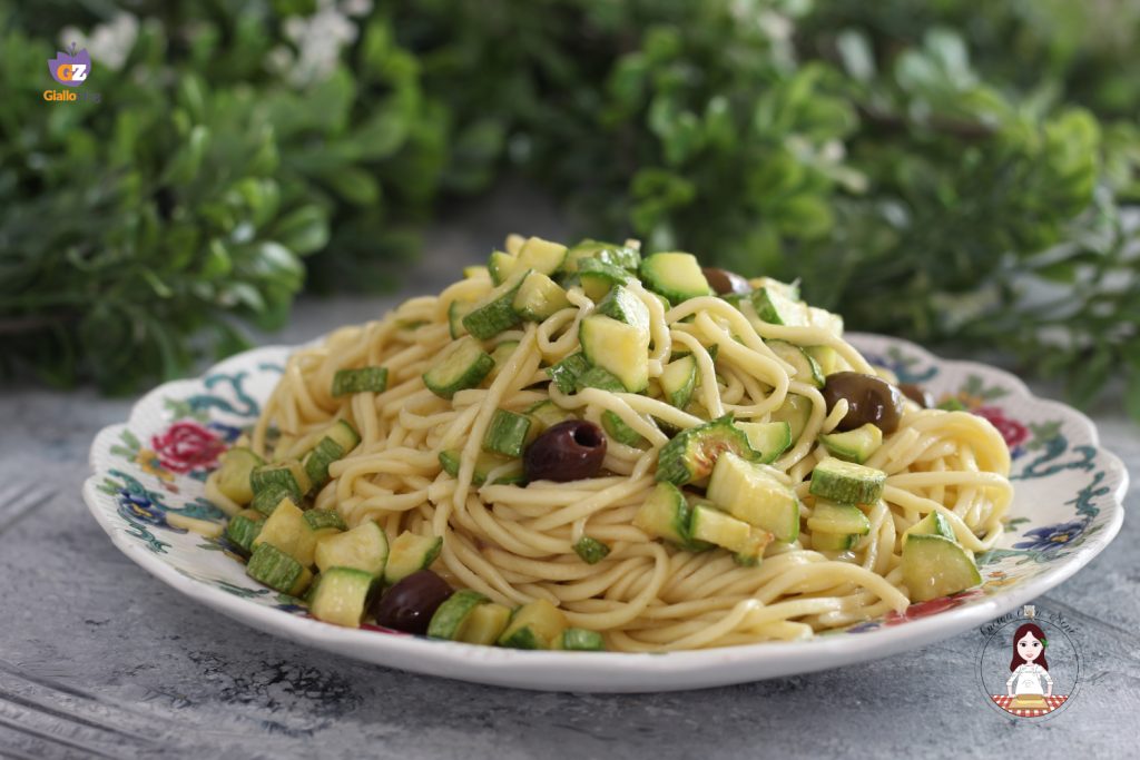 Taglierini com abobrinha e azeitonas