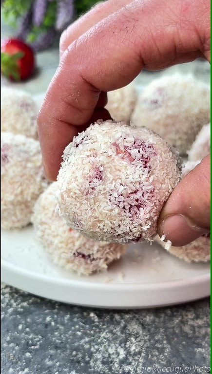 trufas de morango e coco