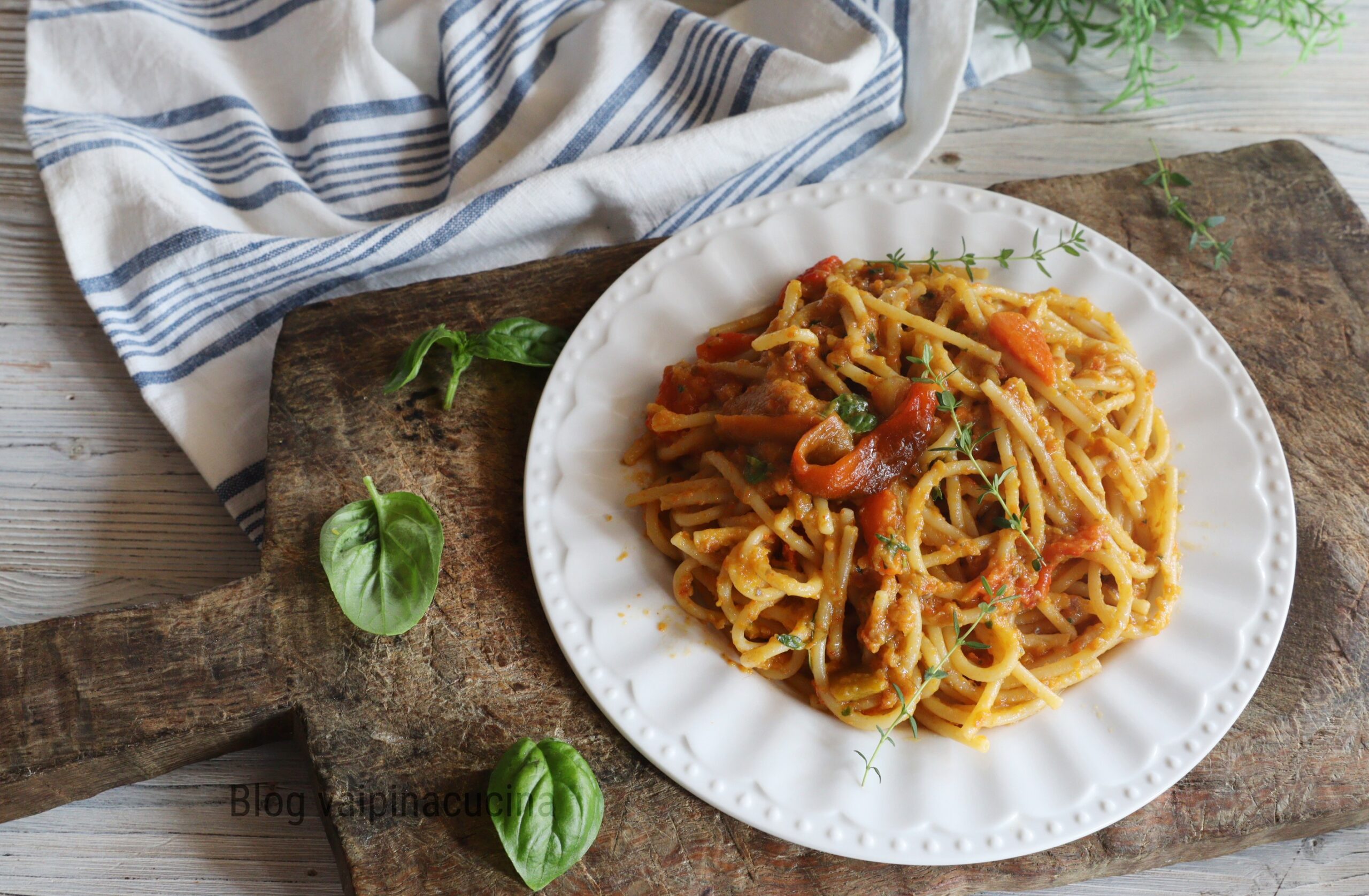 Spaghetti com creme de pimentões