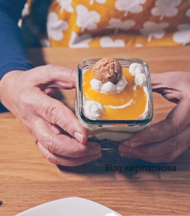 Doce de colher com amaretti e pêssegos