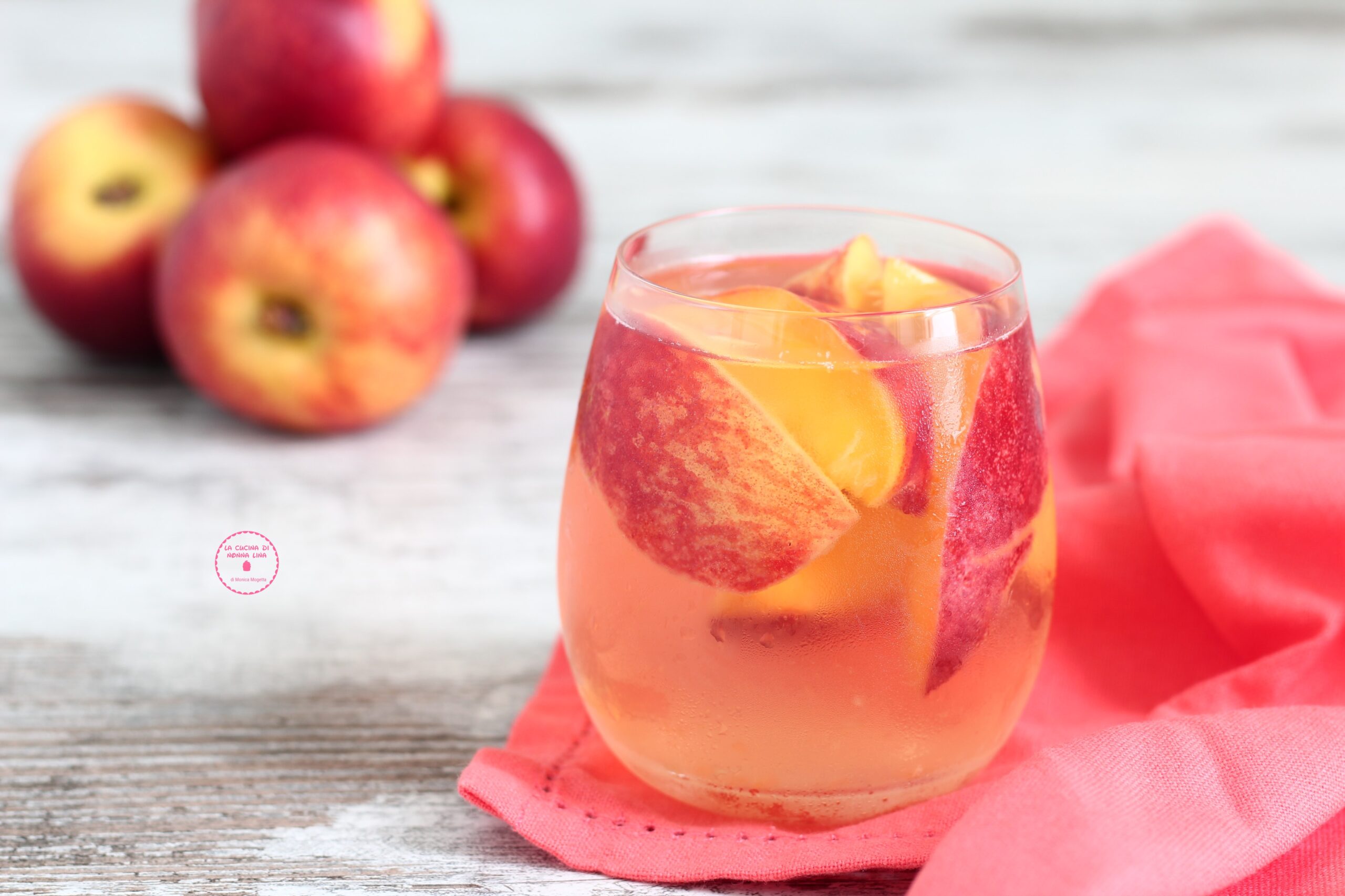 Pêssegos ao vinho