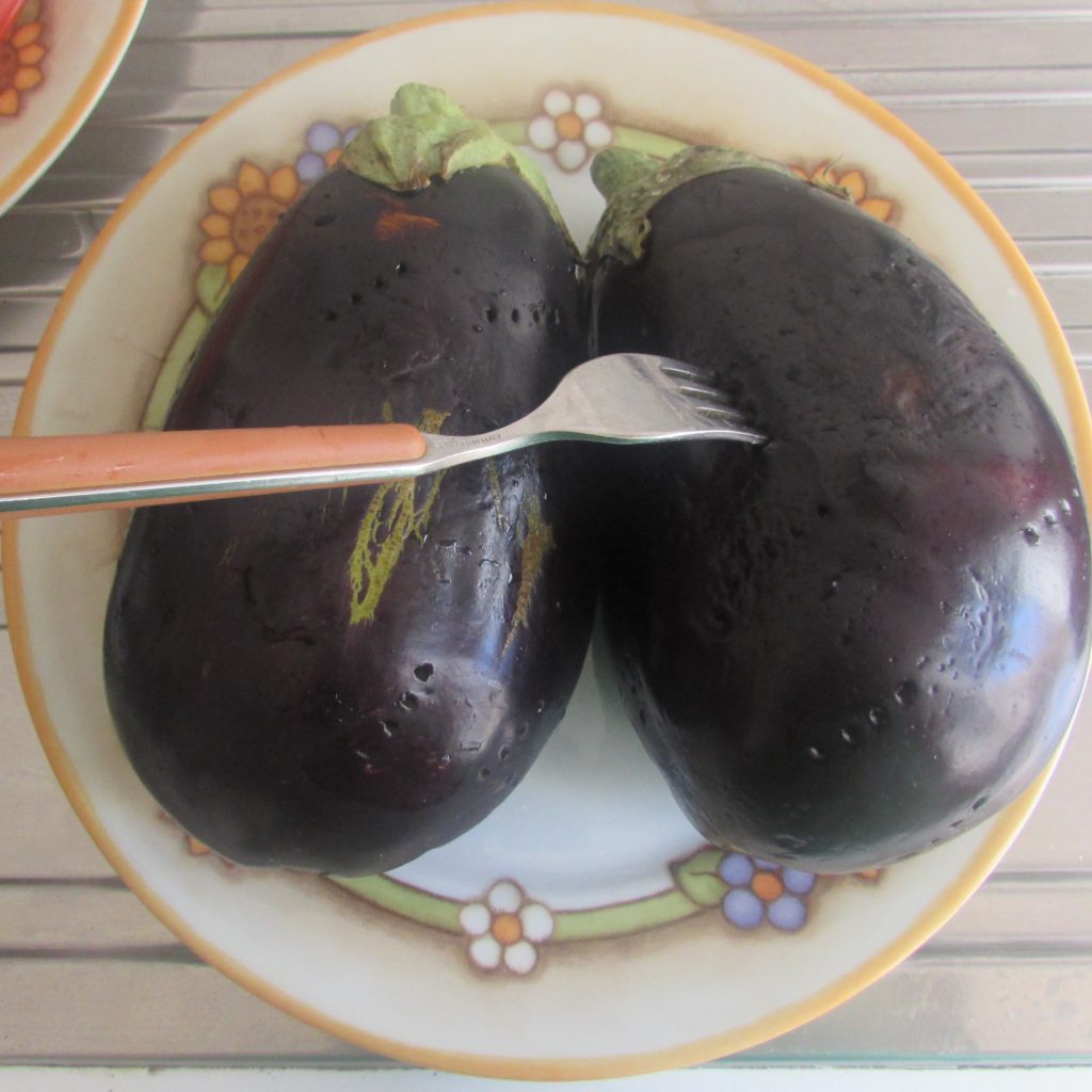 furar as berinjelas para cozinhá-las no micro-ondas