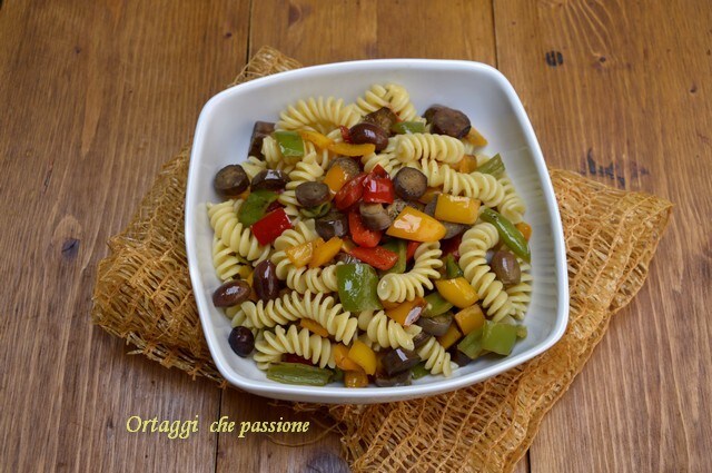 1 salada de macarrão frio berinjelas e pimentões