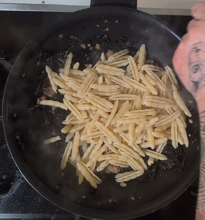 Pasta com Couve Galega e Linguiça: Receita Saborosa de Inverno