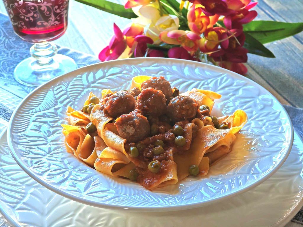 Pappardelle com almôndegas de linguiça