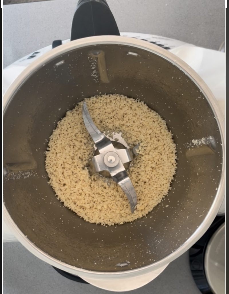 triturar as nozes para o pesto de abobrinha