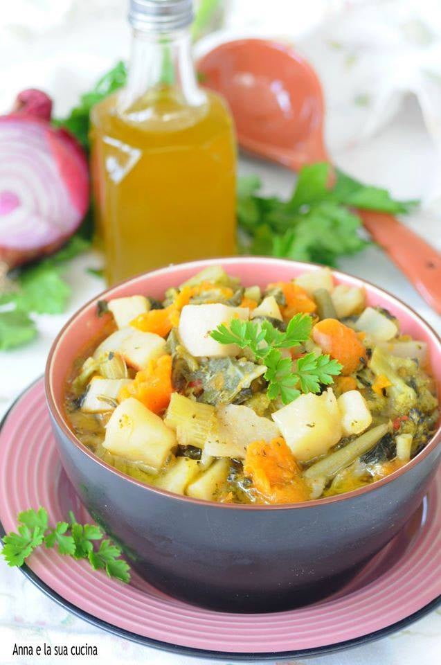 Minestrone rico e saboroso com legumes de inverno