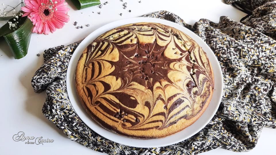 Bolo marmorizado de cacau com gotas de chocolate