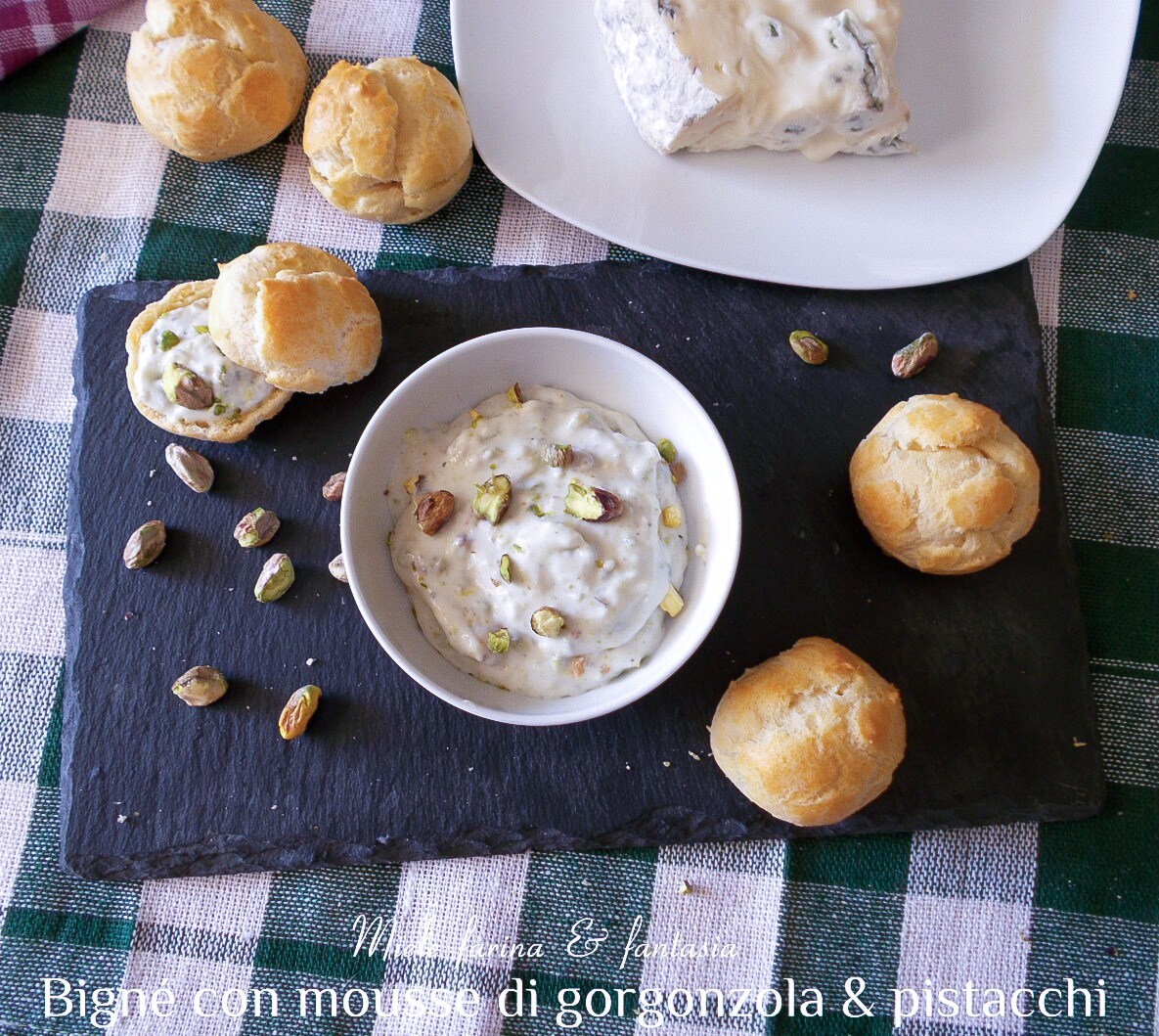 Carolina com mousse de gorgonzola e pistaches