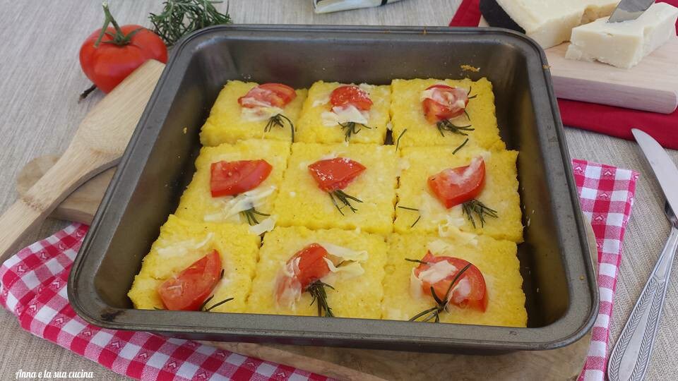 Crostini de polenta com queijo